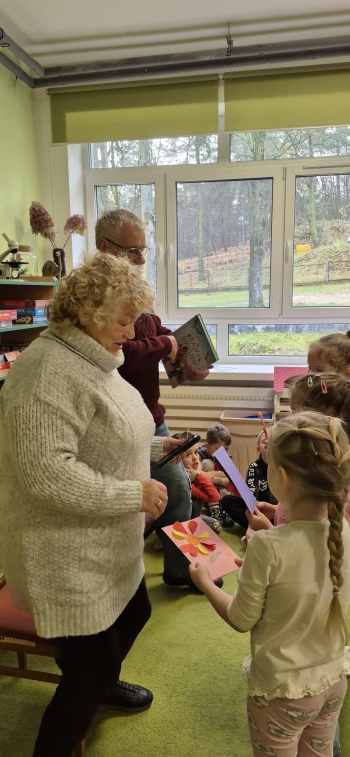 af4b3594-9df2-423b-a8e9-fd9f40db4ca2