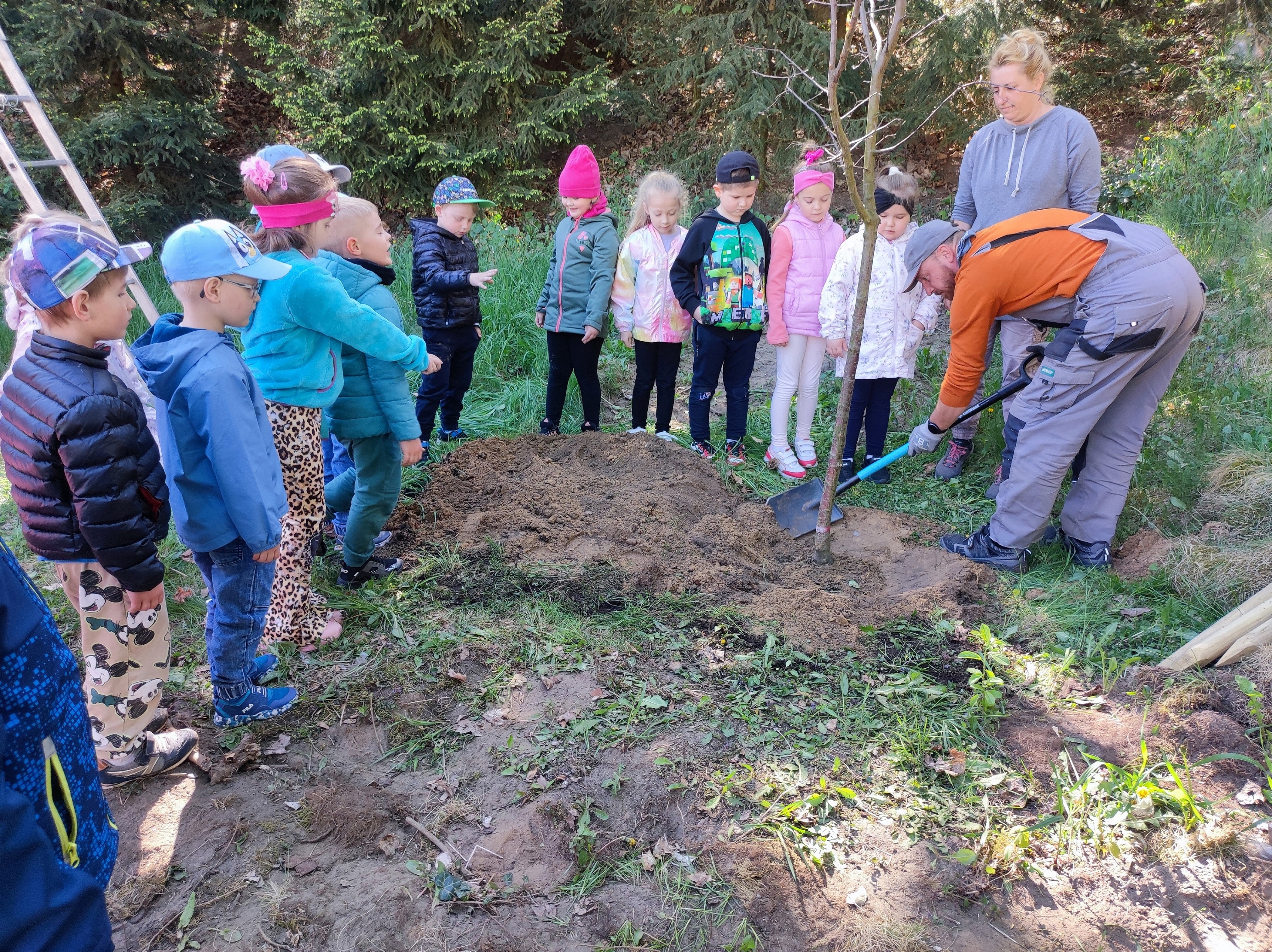 POSADZILIŚMY DRZEWO W NASZYM OGRODZIE PRZEDSZKOLNYM