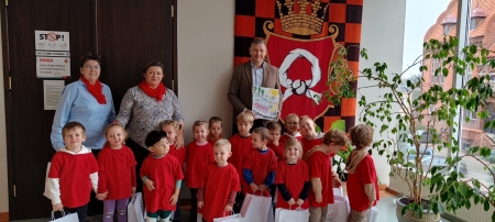 WYCIECZKA DO URZĘDU MIASTA I PUNKTU SELEKTYWNEJ ZBIÓRKI ODPADÓW KOMUNALNYCH W CZ...