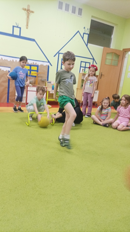 Zabawy sportowe z trenerem piłkarskim.