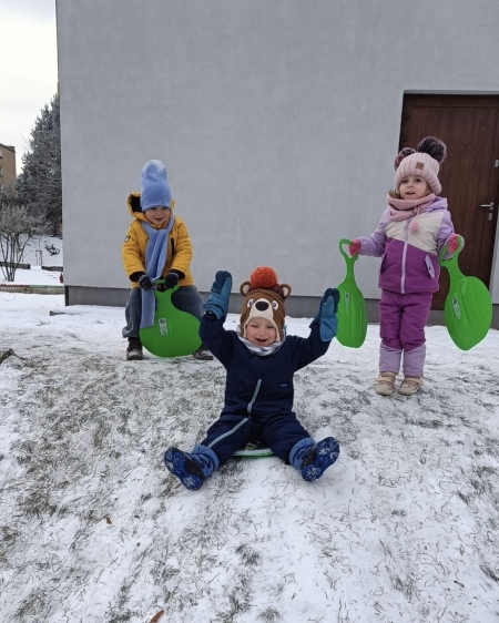 ZIMOWE ZABAWY NA ŚNIEGU 