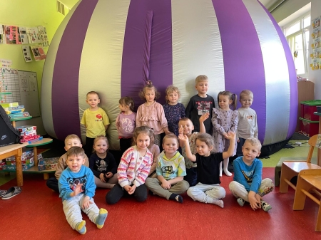 Kini sferyczne: ''Magiczny globus. Nauka o porach roku.''