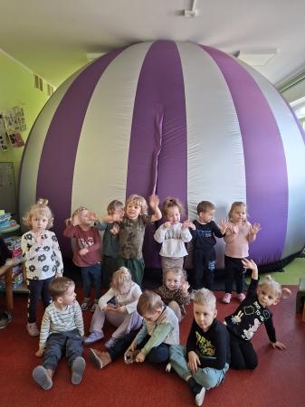 Kino Sferyczne - Magiczny Globus. Nauka o porach roku. 