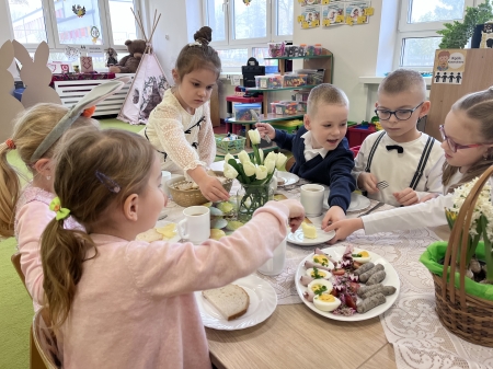 Świąteczne śniadanie i wizyta zajączka.