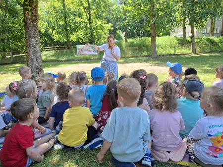 ''Czytanie na trawie '' z Miejską Biblioteką Publiczną 