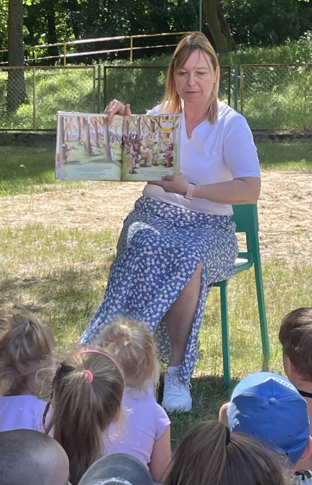 „CZYTANIE NA POLANIE” Z MIEJSKĄ BIBLIOTEKĄ PUBLICZNĄ 