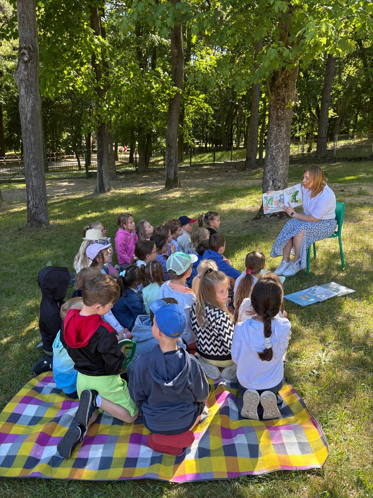 ''CZYTANIE NA TRAWIE'' Z MIEJSKĄ BIBLIOTEKĄ PUBLICZNĄ 